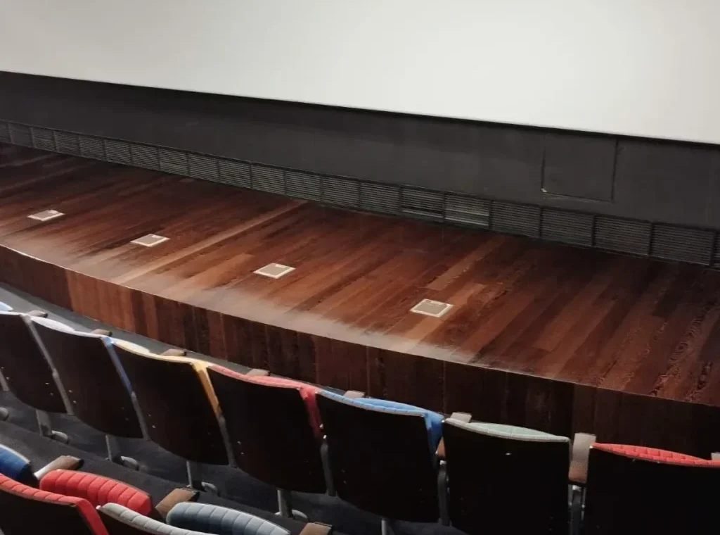 Acuchillado y barnizado de parquet de nogal en el escenario de la Real Academia de Cine Española en Madrid