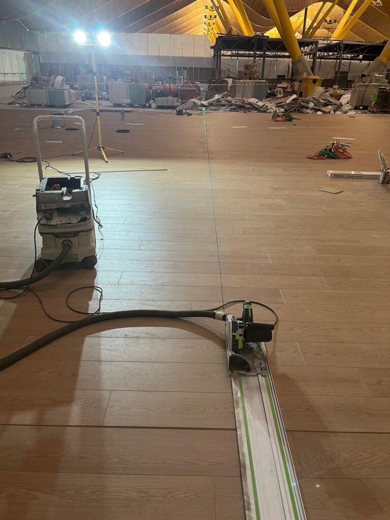 Trabajo de Instalación tarima pegada en el aeropuerto Adolfo Suarez en Madrid más de 4000 m2.