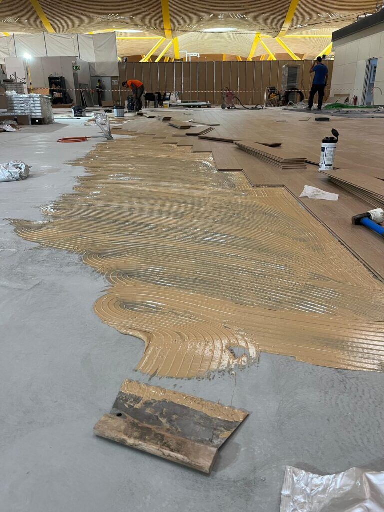 Instalación tarima pegada en el aeropuerto Adolfo Suarez en Madrid más de 4000 m2.
