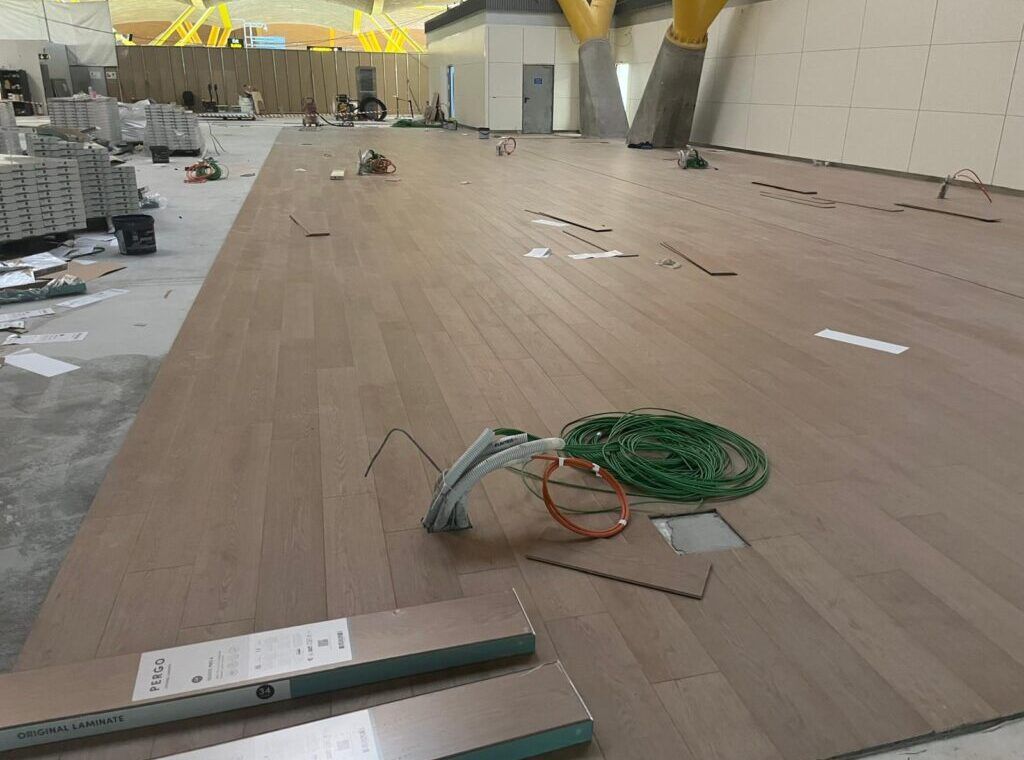 Instalacion de tarima flotante en Aeropuerto