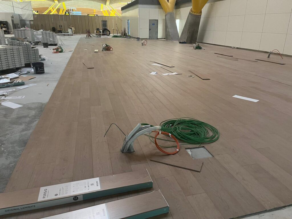 Más detalles de nuestro trabajo de instalación de tarima en el aeropuerto de Madrid.
