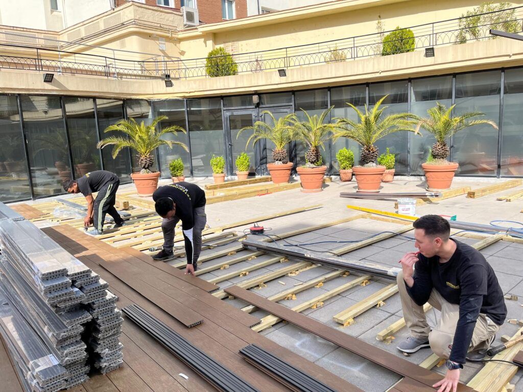 Tarima de exterior instalación en Hotel NH de Madrid proceso de instalación. Más de 2000m2.
