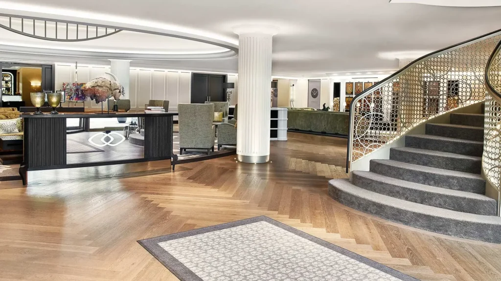 Instalación, mantenimiento y suministro de suelos de madera, laminado y vinílico para hoteles