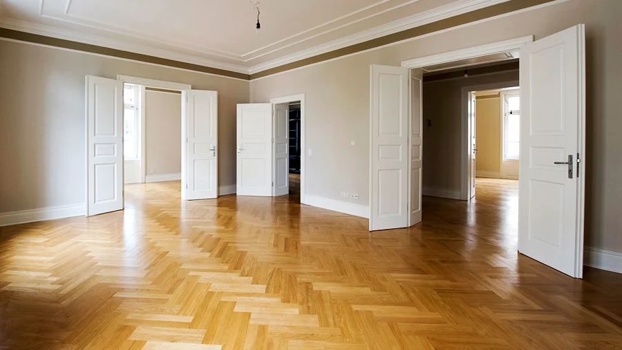 Suelo de parquet de roble barnizado tras acuchillado en Madrid
