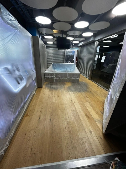 Restauración suelos de madera lijado y barnizado en canal Retail tiendas Movistar. Antes del lijado