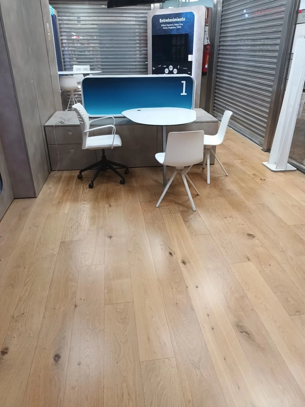 Resultado final después de nuestra intervención restaurando tarima roble en las tiendas Movistar de Madrid.