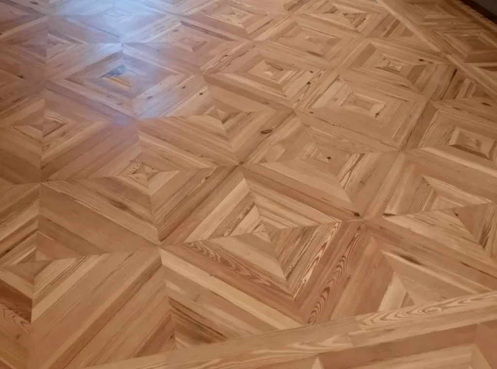 Restauración de parquet de pino en el Palacete Eduardo Adhoch de Madrid con barniz ecológico al agua para tránsito extremo