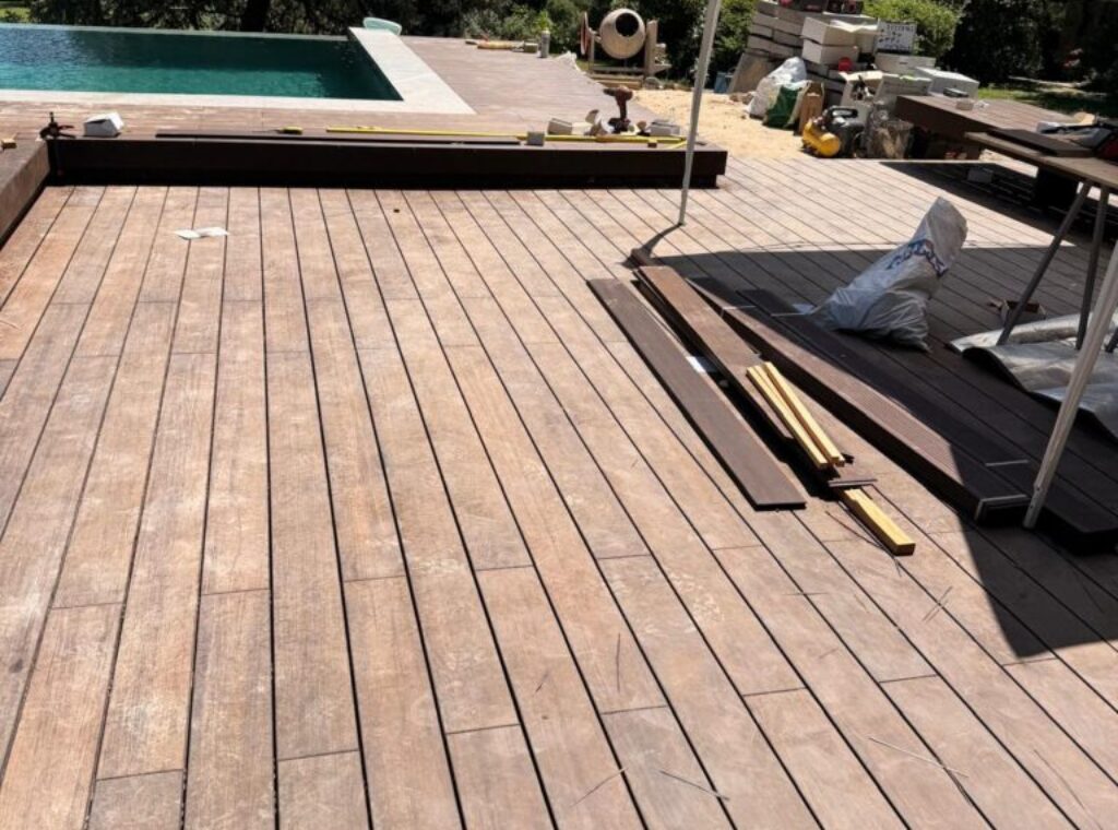 Instalación y suministro tarima exterior IPE madera natural en Jardín con piscina Instalación y suministro tarima exterior madera Natural en Jardín con piscina