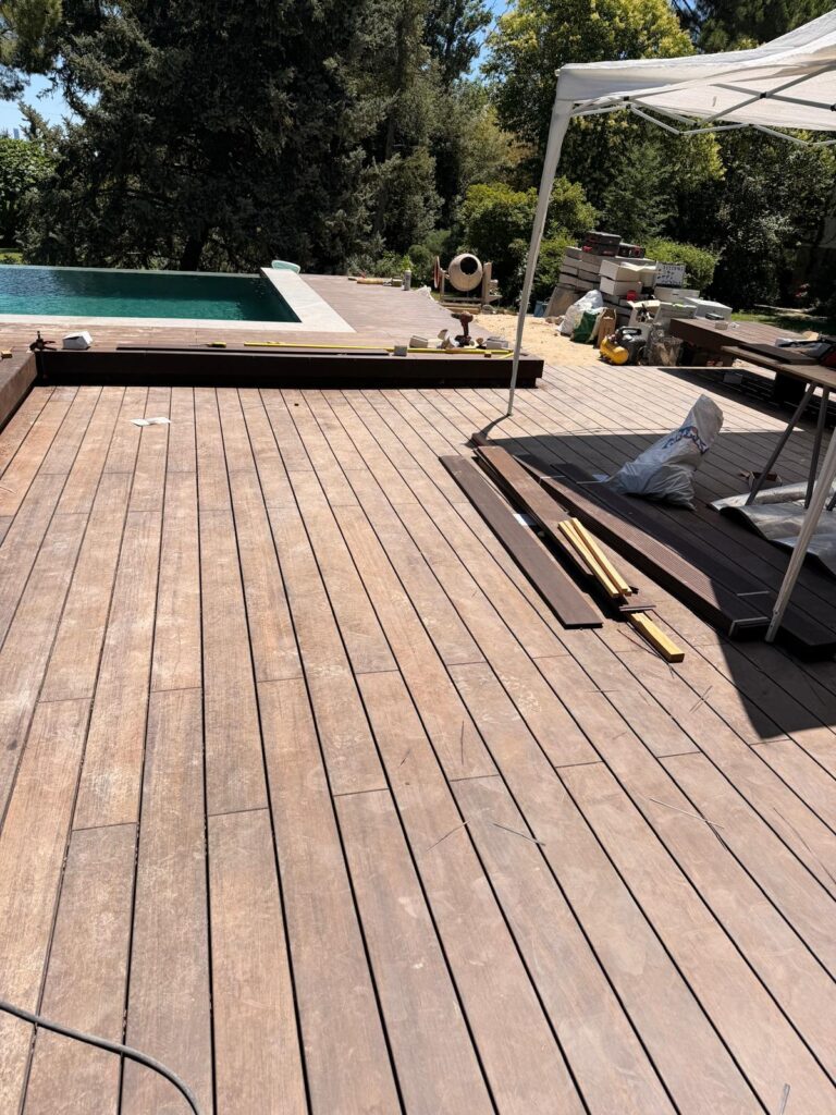 Instalación y suministro tarima exterior madera Natural en Jardín con piscina