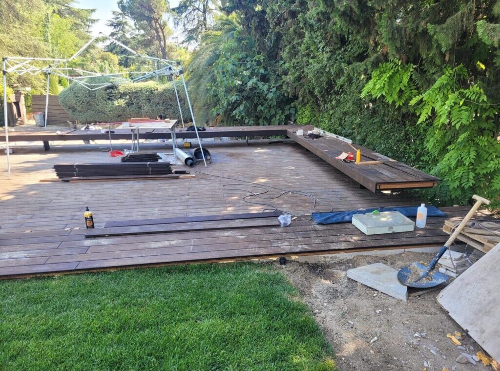 Instalación y suministro tarima exterior IPE Natural en Jardín con piscina Instalación y suministro tarima exterior IPE Natural en Jardín con piscina