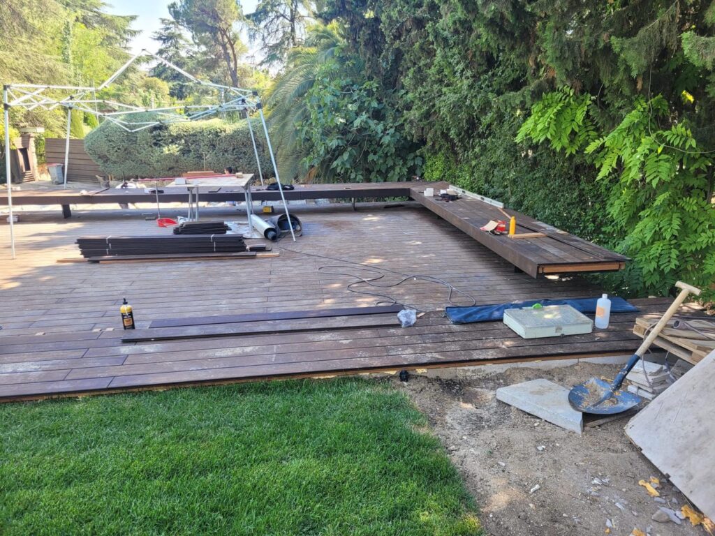 Instalación y suministro tarima exterior IPE Natural en Jardín con piscina
