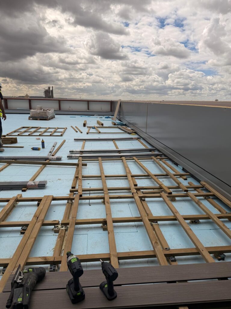 Instalación Tarima exterior composite en ático