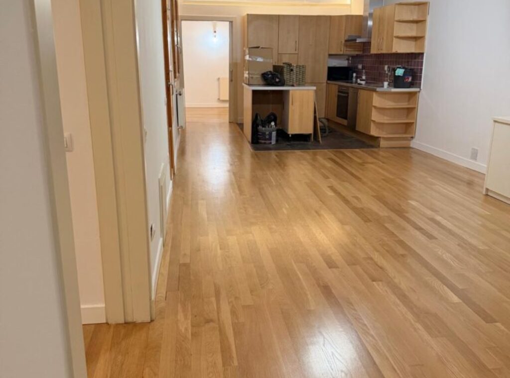 Resultado final del acuchillado y barnizado tarima roble macizo en vivienda de Madrid