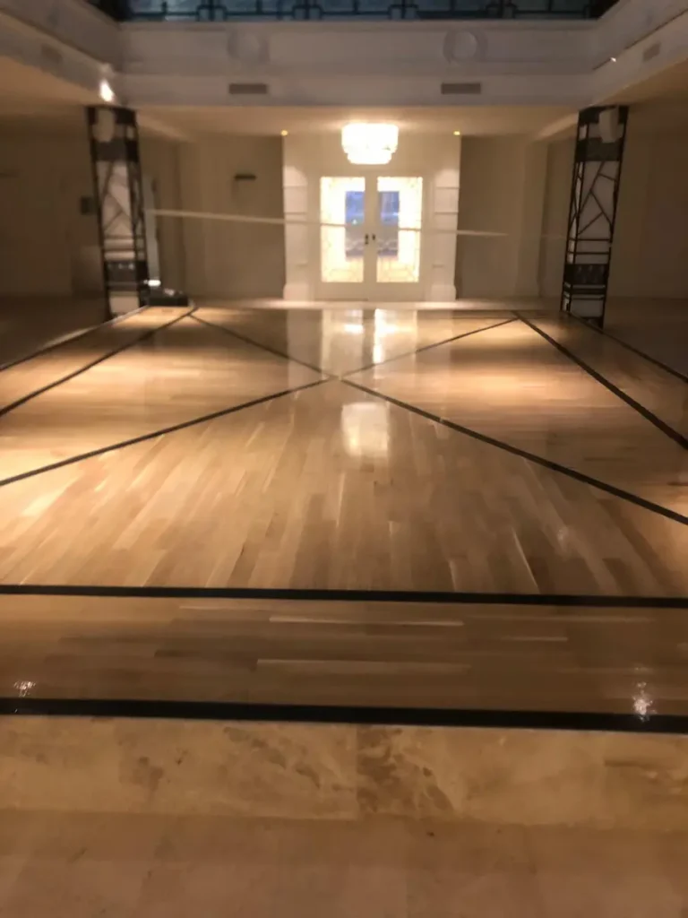 Imagen del proceso en suelo de madera lijado y barnizado en Centro Comercial ABC Serrano Madrid