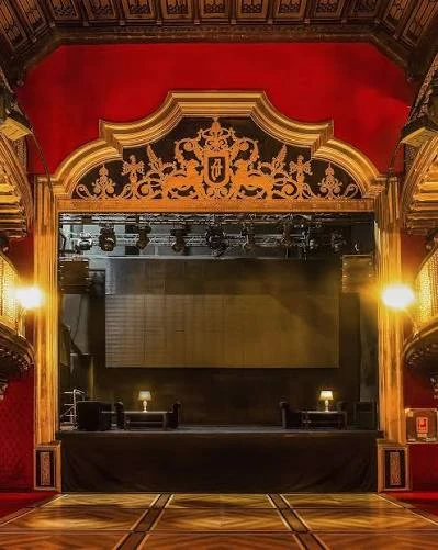 Instalación, lijado y barnizado Teatro Magno