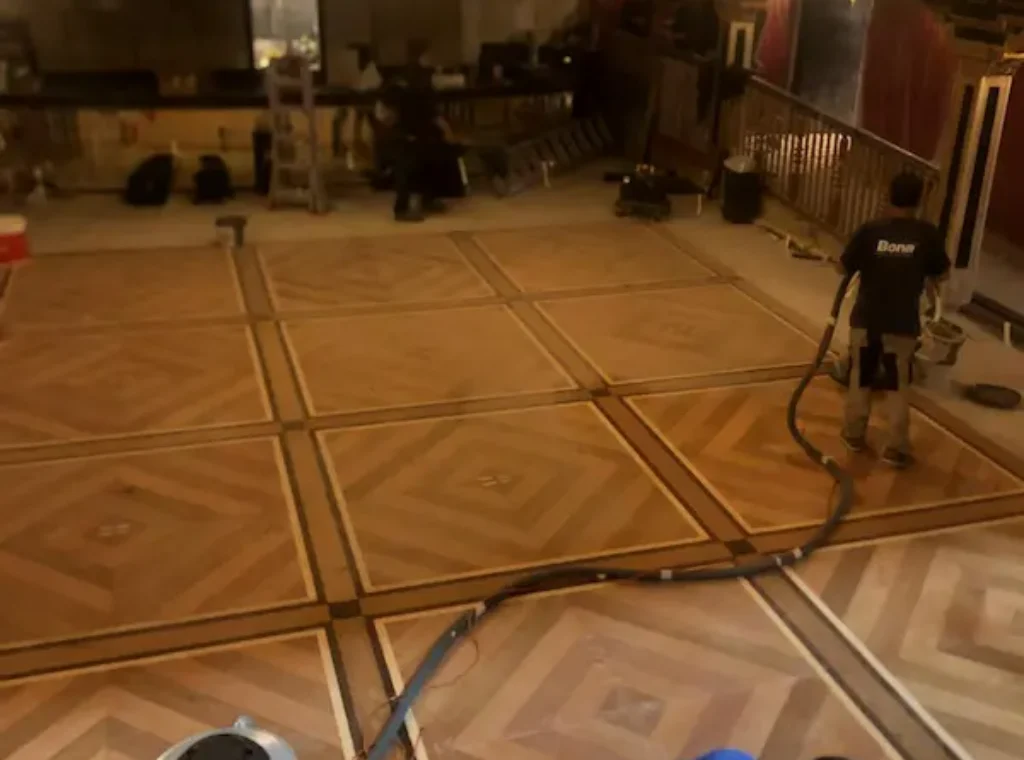 Proceso de instalación de parquet en Teatro Magno de Madrid