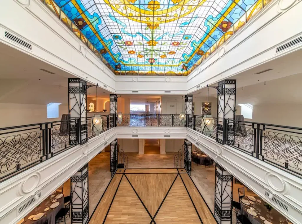 Resultado final del Acuchillado de parquet en Centro Comercial ABC Serrano de Madrid con barniz al agua para alto tránsito